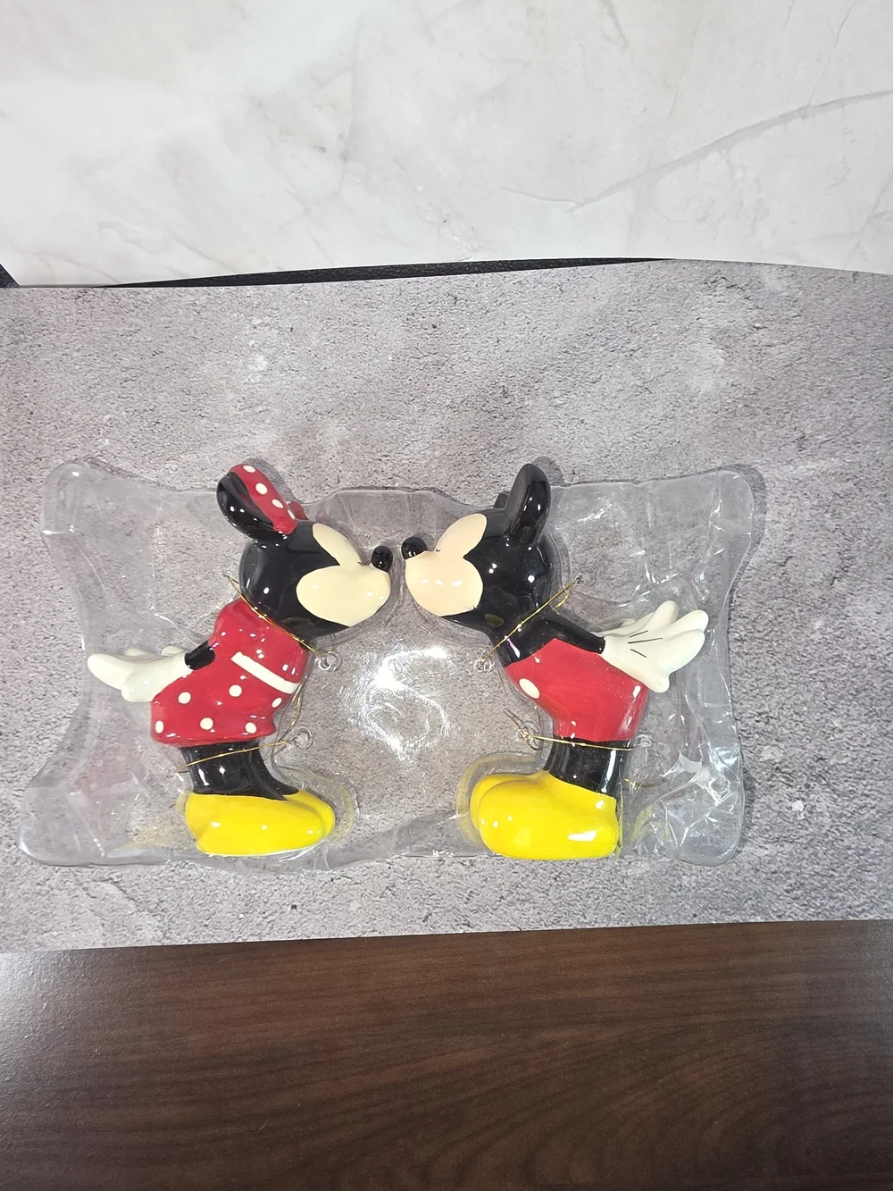 Disney Mickey & Minnie Kissing Salt & Pepper Shakers. NWOB